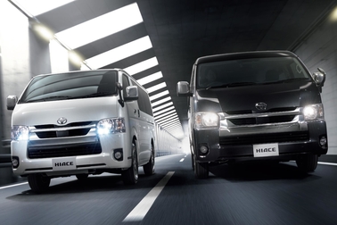 (左):VAN・2WD・2800ディーゼル・標準ボディ・スーパーGL