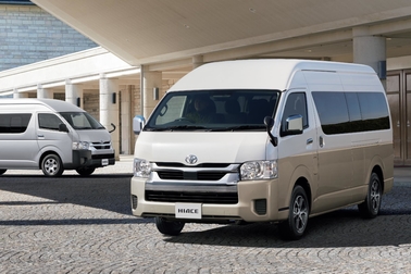 (左):COMMUTER・2WD・2800ディーゼル・GL