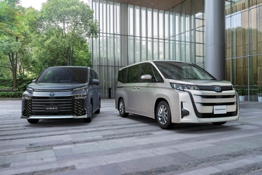 左からヴォクシー HYBRID S-G