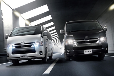 (左):VAN・2WD・2800ディーゼル・標準ボディ・スーパーGL