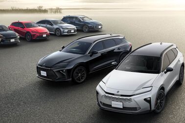 （前列右）：特別仕様車 ESTATE RS “THE 70th” （ベース車両はESTATE RS）